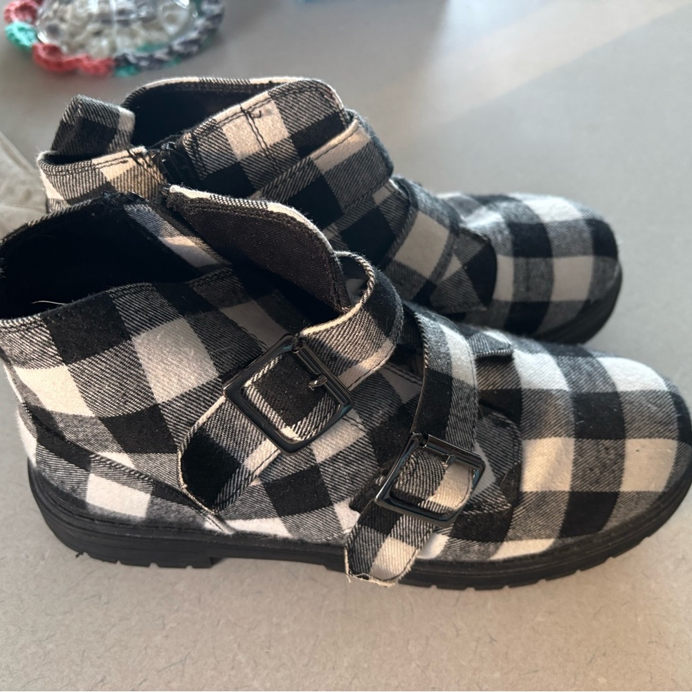 Buffalo Check ankle boots Size 8 1/2 women’s. Sonoma brand. Gently used